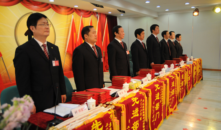 在主席臺(tái)的集團(tuán)領(lǐng)導(dǎo)