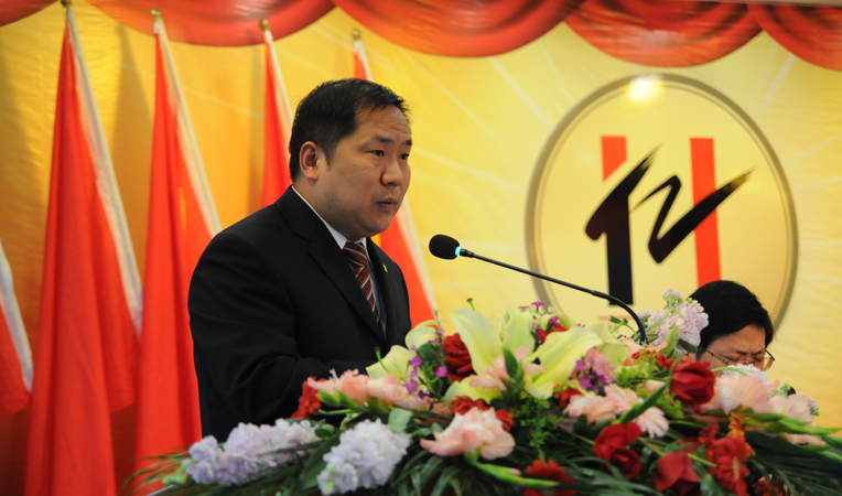 華億集團(tuán)副總裁張靖宣讀2012年度先進(jìn)表彰決定