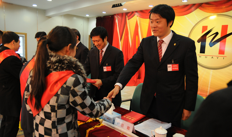 華億集團(tuán)總裁項(xiàng)領(lǐng)給優(yōu)秀示范店頒獎(jiǎng)