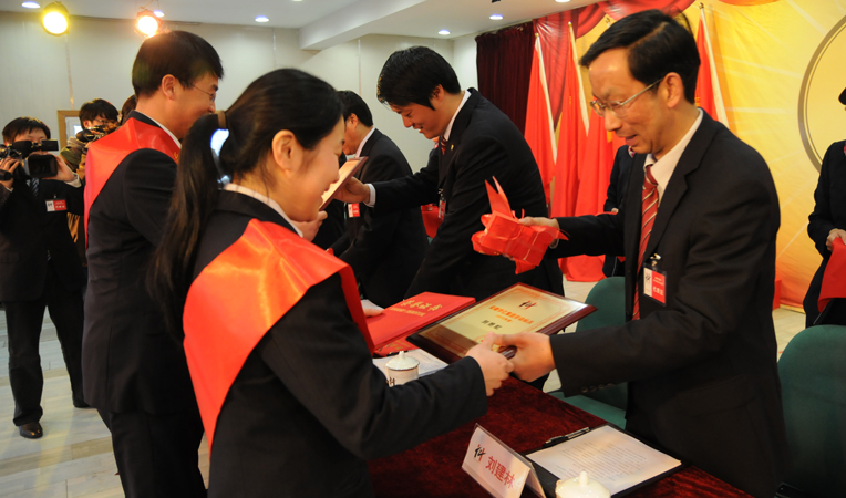 集團(tuán)領(lǐng)導(dǎo)給勞動(dòng)標(biāo)兵頒獎(jiǎng)