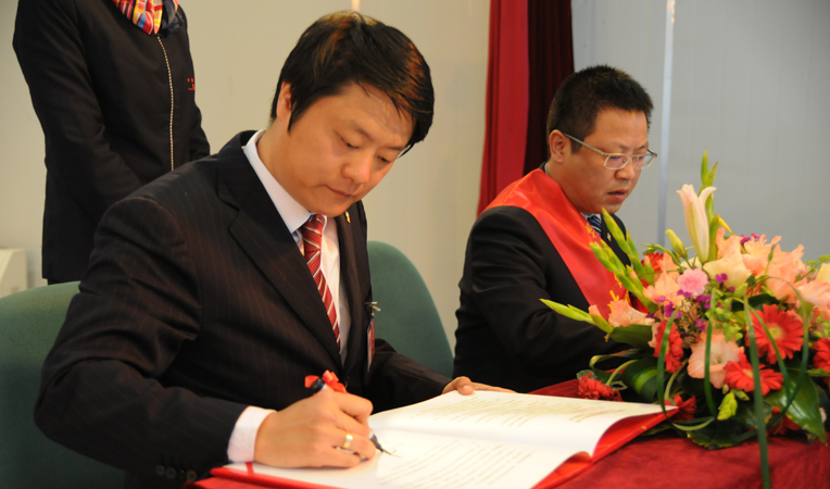 華億集團(tuán)總裁項(xiàng)領(lǐng)與華億國(guó)際常務(wù)副總經(jīng)理張樹(shù)華簽訂2013年度《經(jīng)營(yíng)管理目標(biāo)責(zé)任書》與《安全生產(chǎn)目標(biāo)責(zé)任書》