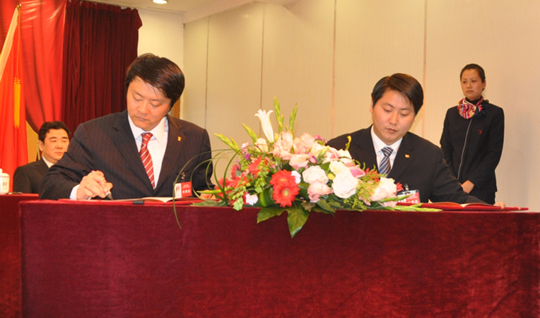 華億集團(tuán)總裁項(xiàng)領(lǐng)與華億置業(yè)總經(jīng)理鄒瓊宇簽訂2013年度《經(jīng)營(yíng)管理目標(biāo)責(zé)任書》與《安全生產(chǎn)目標(biāo)責(zé)任書》