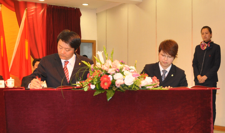 華億集團(tuán)總裁項(xiàng)領(lǐng)與偉晨文化總經(jīng)理孫艷簽訂2013年度《經(jīng)營(yíng)管理目標(biāo)責(zé)任書》與《安全生產(chǎn)目標(biāo)責(zé)任書》