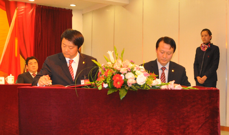 華億集團(tuán)總裁項(xiàng)領(lǐng)與華億集團(tuán)副總裁、華億超市總經(jīng)理吳文駿簽訂2013年度《經(jīng)營(yíng)管理目標(biāo)責(zé)任書》與《安全生產(chǎn)目標(biāo)責(zé)任書》