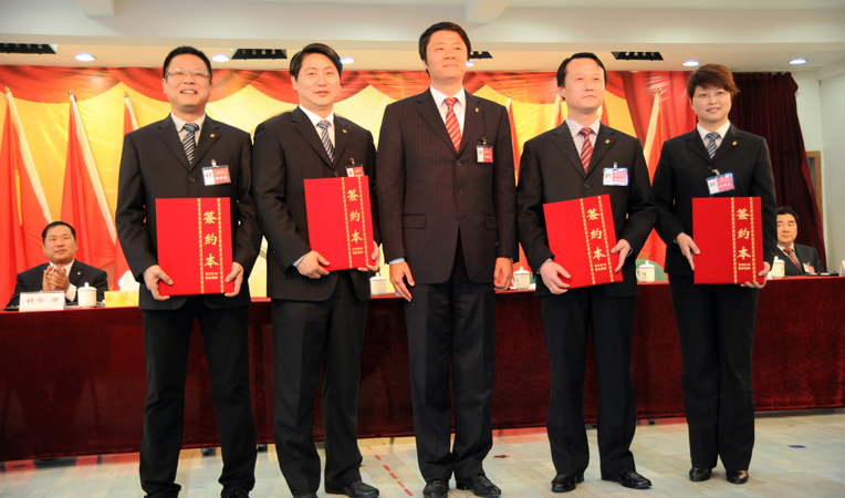 華億集團(tuán)總裁項(xiàng)領(lǐng)與各下屬公司領(lǐng)導(dǎo)合影