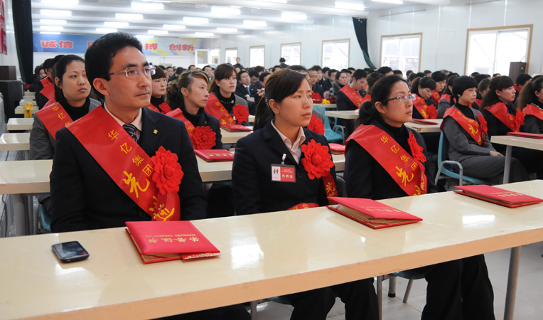 員工們認(rèn)真聽(tīng)取項(xiàng)領(lǐng)總裁2013年度工作報(bào)告