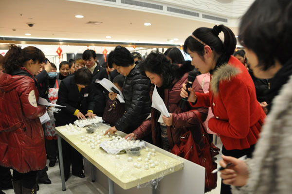 VIP嘉賓正在認真的進行評審