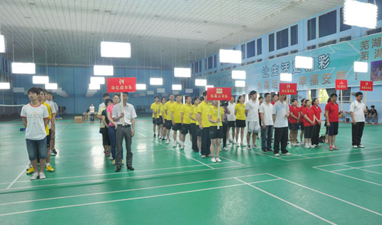 參賽選手及裁判組成員列隊