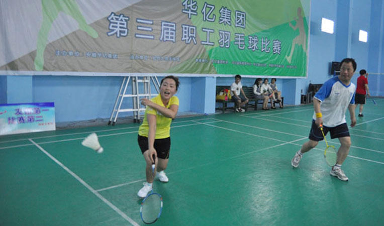 置業公司混雙選手正在奮力接球