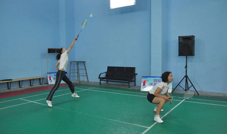 參加女子雙打比賽的運動員