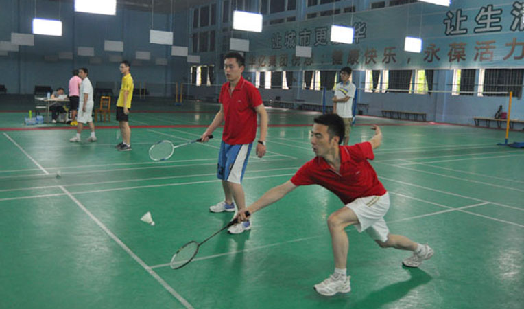 華億國際兩位年輕選手正奮力救球