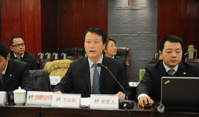 華億集團副總裁兼華億超市總經理吳文駿匯報2012年華億超市工作情況