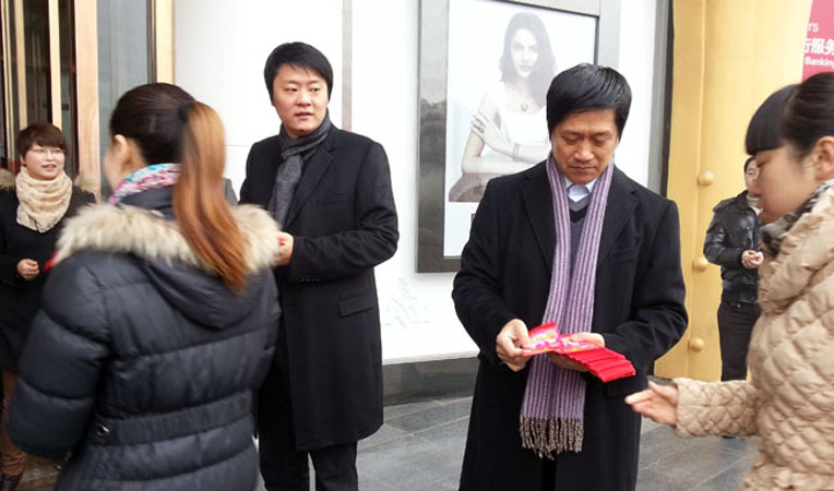 華億集團董事長項義水給員工們發紅包