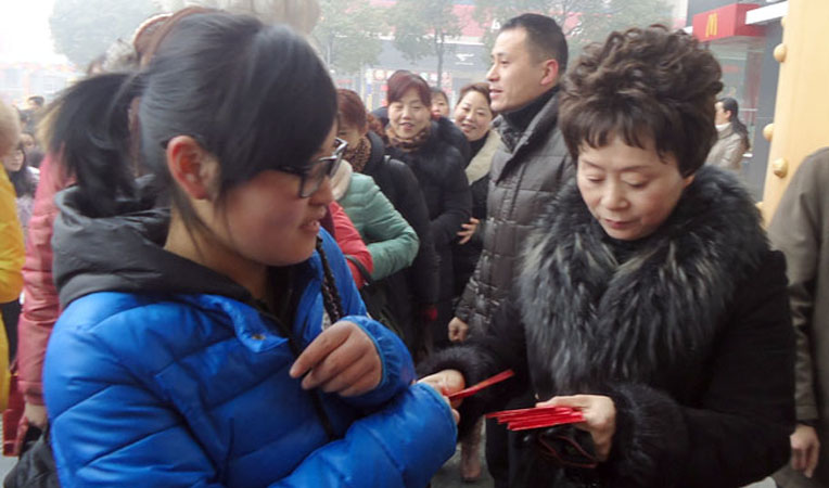 華億集團副董事長、華億國際副總經理章國琴正在派發紅包