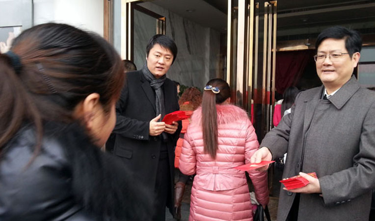 華億集團黨委書記、副總裁陳愛國給員工們發放紅包