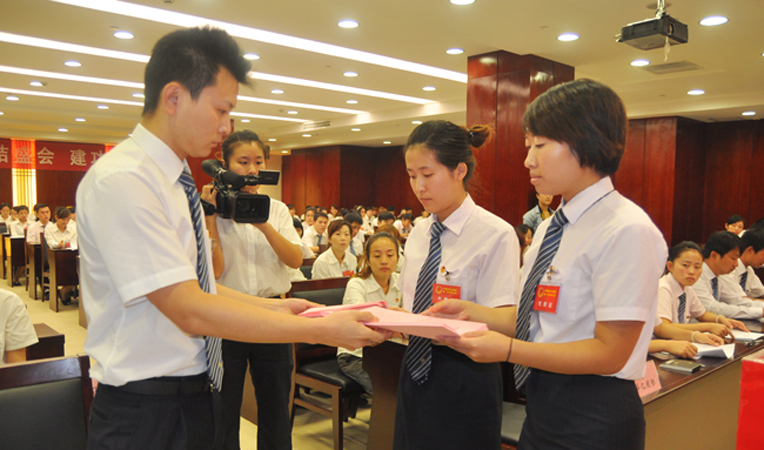 工作人員發放選票