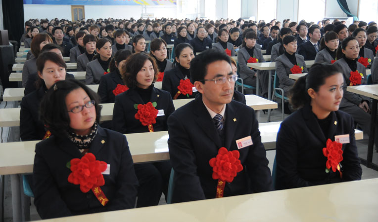 先進代表、后勤機關(guān)的代表和一線員工的代表,約400人參加了大會