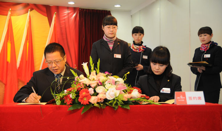 張樹華常務(wù)副總經(jīng)理與各品類部經(jīng)理簽訂《2013年度的經(jīng)營目標(biāo)責(zé)任書》