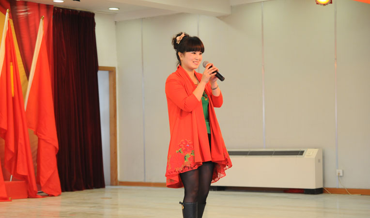 后勤機關(guān)的女生獨唱《自由飛翔》