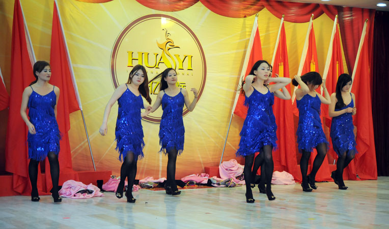 女裝部帶來的舞蹈《大清風(fēng)尚》