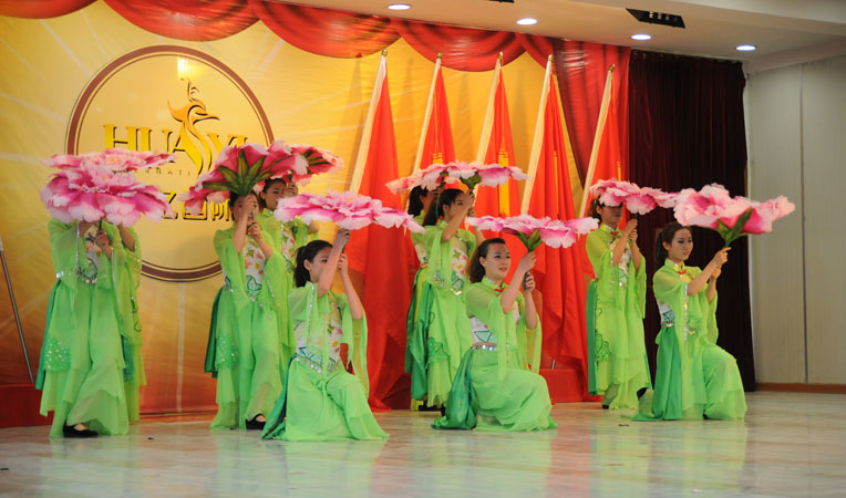 化妝部帶來的舞蹈《中國美》