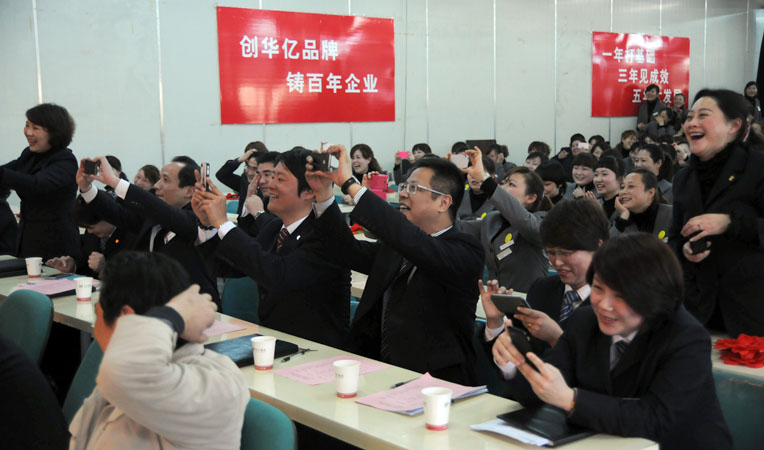 精彩的文藝表演博得了臺下領(lǐng)導(dǎo)的一致好評