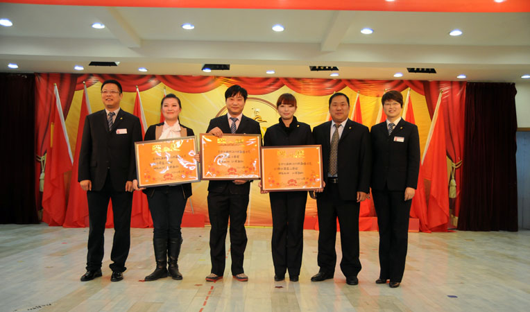 集團副總裁張靖(右二)、華億國際常務(wù)副總經(jīng)理張樹華(左一)、華億國際副總經(jīng)理孫艷(右一)為獲得文藝演出三等獎的部門頒獎