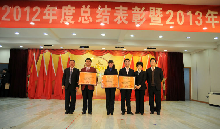 華億集團副董事長、華億國際副總裁章國琴(右二),華億集團黨委書記、副總裁陳愛國(右一),華億集團副總裁陳東吉(左一)為獲得文藝演出二等獎的部門頒獎