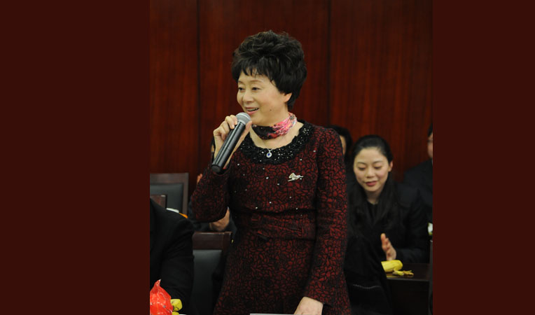 華億集團(tuán)副董事長、華億國際副總經(jīng)理章國琴女士恭賀大家新年快樂