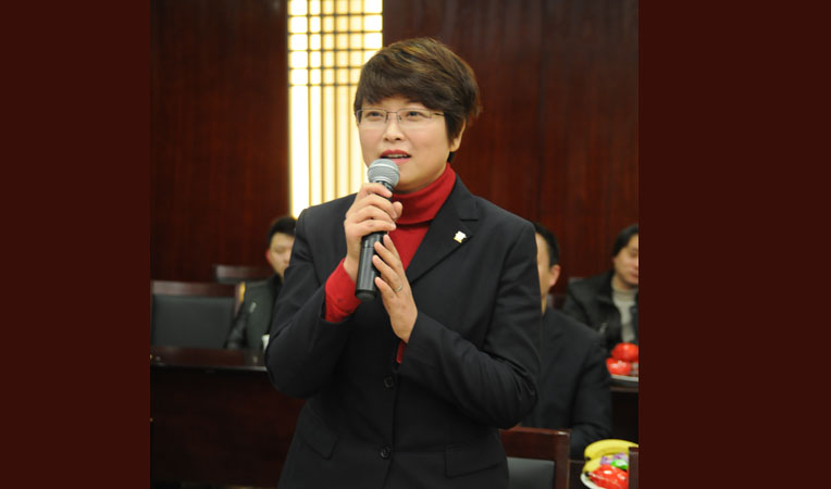 偉晨公司總經(jīng)理兼華億國際副總經(jīng)理孫艷代表偉晨文化恭賀新年