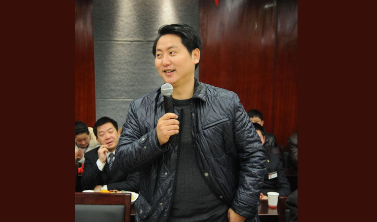 華億置業(yè)總經(jīng)理鄒瓊宇代表置業(yè)公司恭賀新年快樂