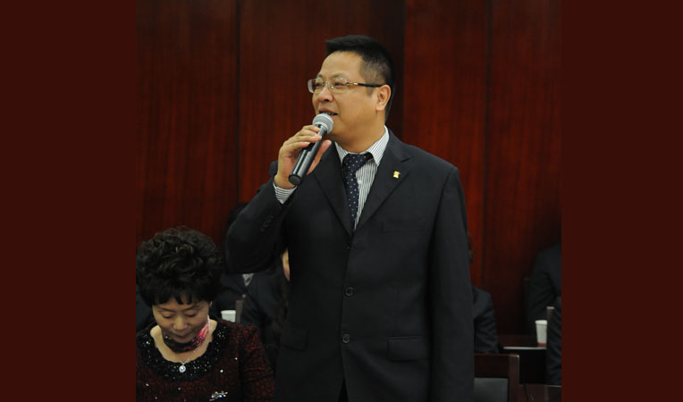 華億國際常務(wù)副總經(jīng)理張樹華代表華億國際恭賀全體同仁新年快樂