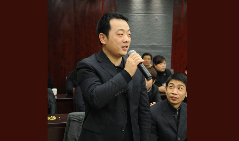 華億超市副總經(jīng)理胡杰代表超市公司恭賀新年