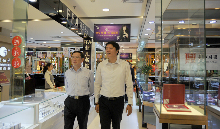 項領(lǐng)總裁向省分行鄒平副行長介紹華億國際旗艦店