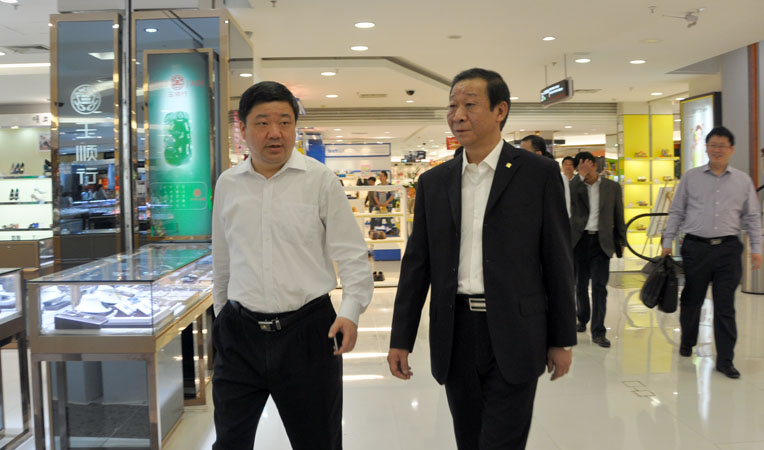 集團副總裁顧踴躍陪同蕪湖分行錢曉東行長參觀華億國際旗艦店
