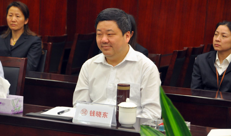蕪湖分行錢曉東行長認真聽取華億集團介紹
