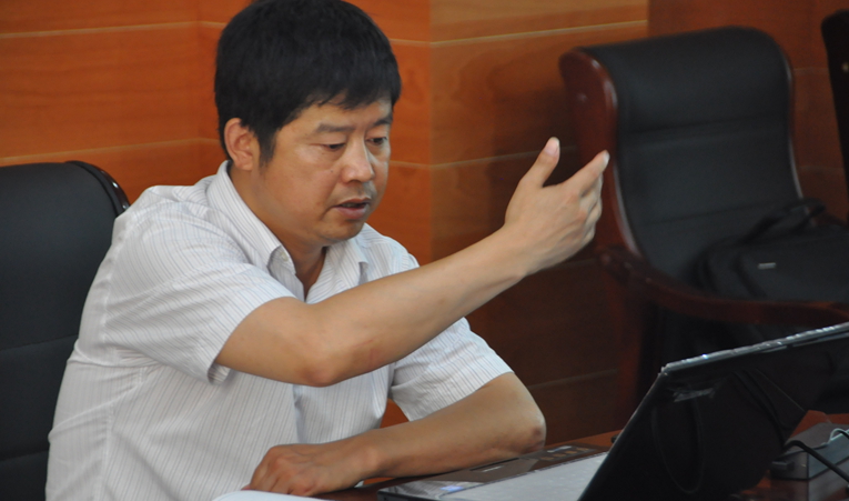 華億置業公司副總經理馬林匯報項目情況