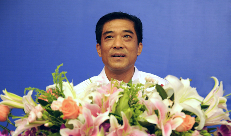 華億超市公司王天明匯報上半年運營情況