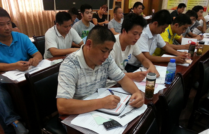 參訓(xùn)學(xué)員認(rèn)真聽講和記錄