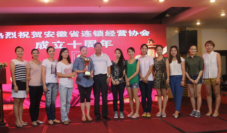 華億國(guó)際購(gòu)物中心員工與頒獎(jiǎng)嘉賓合影