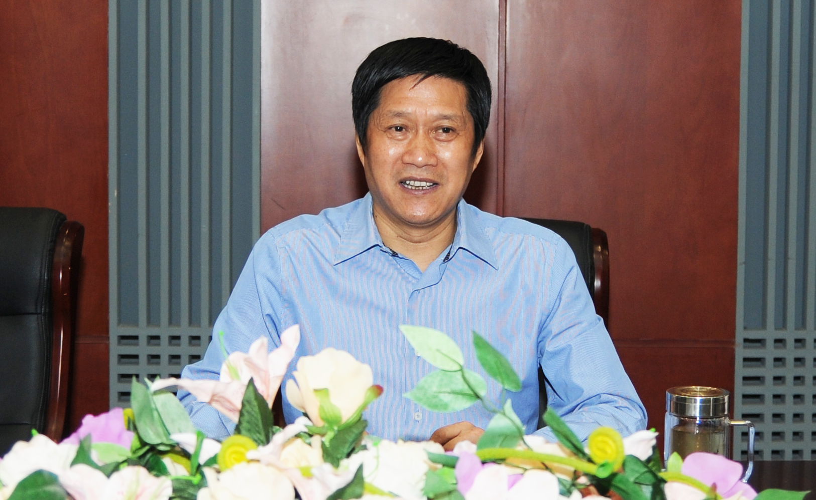 項義水董事長與錢界殊書記交談