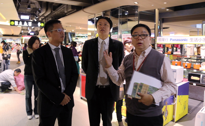 京站時尚廣場負責人給項領(lǐng)總裁作介紹