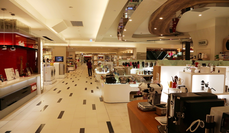 大遠百購物中心內(nèi)貨品擺放干凈整潔