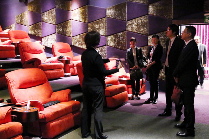 項領(lǐng)總裁參觀秀泰影城