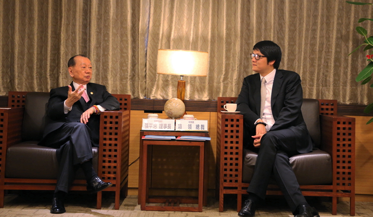 臺灣商業(yè)總會張平沼理事長與項領(lǐng)總裁舉行座談