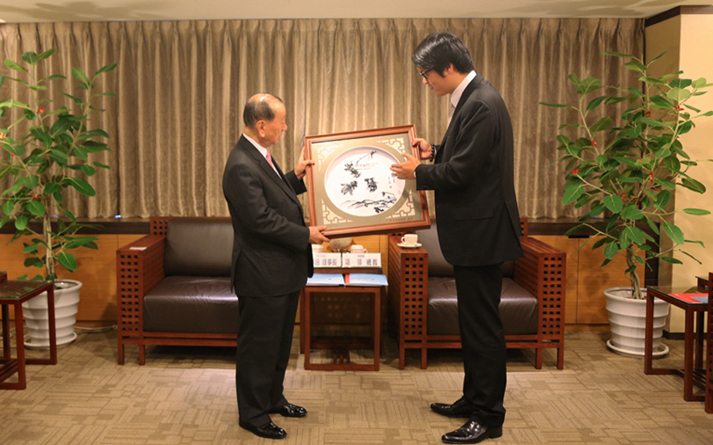 項領(lǐng)總裁向張平沼理事長贈送“蕪湖鐵畫”