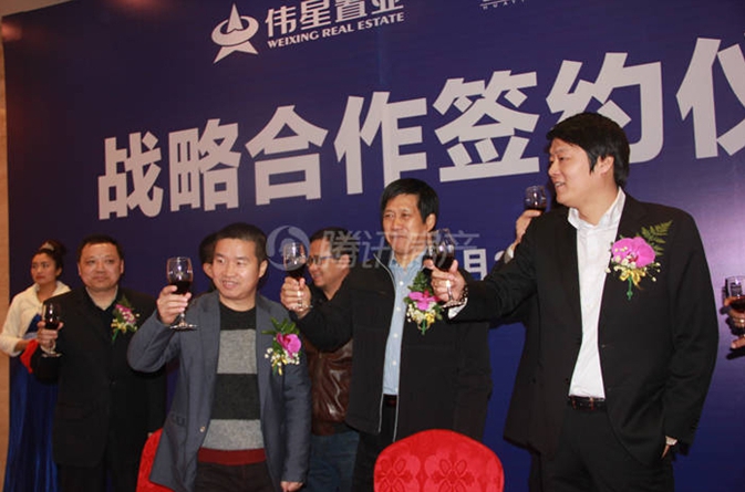 舉起酒杯 迎接發(fā)展的未來