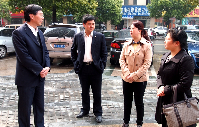 華億城市生活廣場總經理楊艷菁介紹華億生活超市