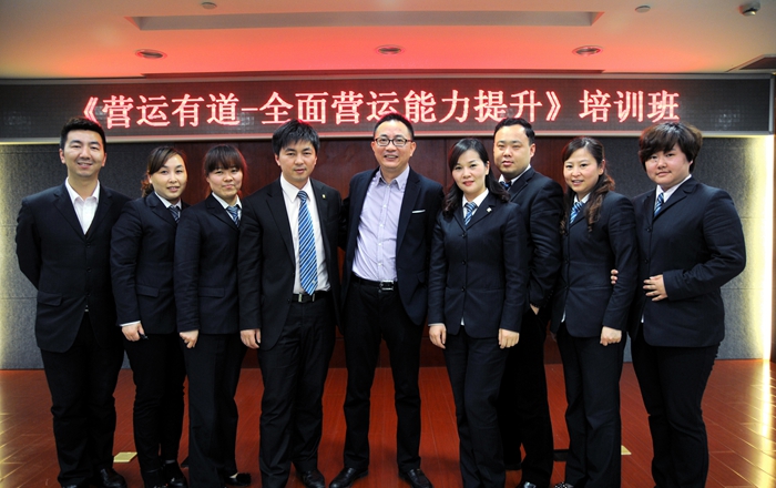 學員和謝君老師合影