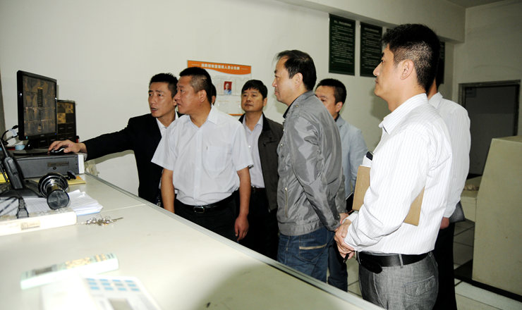 杜先松副總裁察看小區新增高清攝像頭監控效果